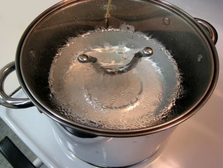 дистилляция воды в кастрюле